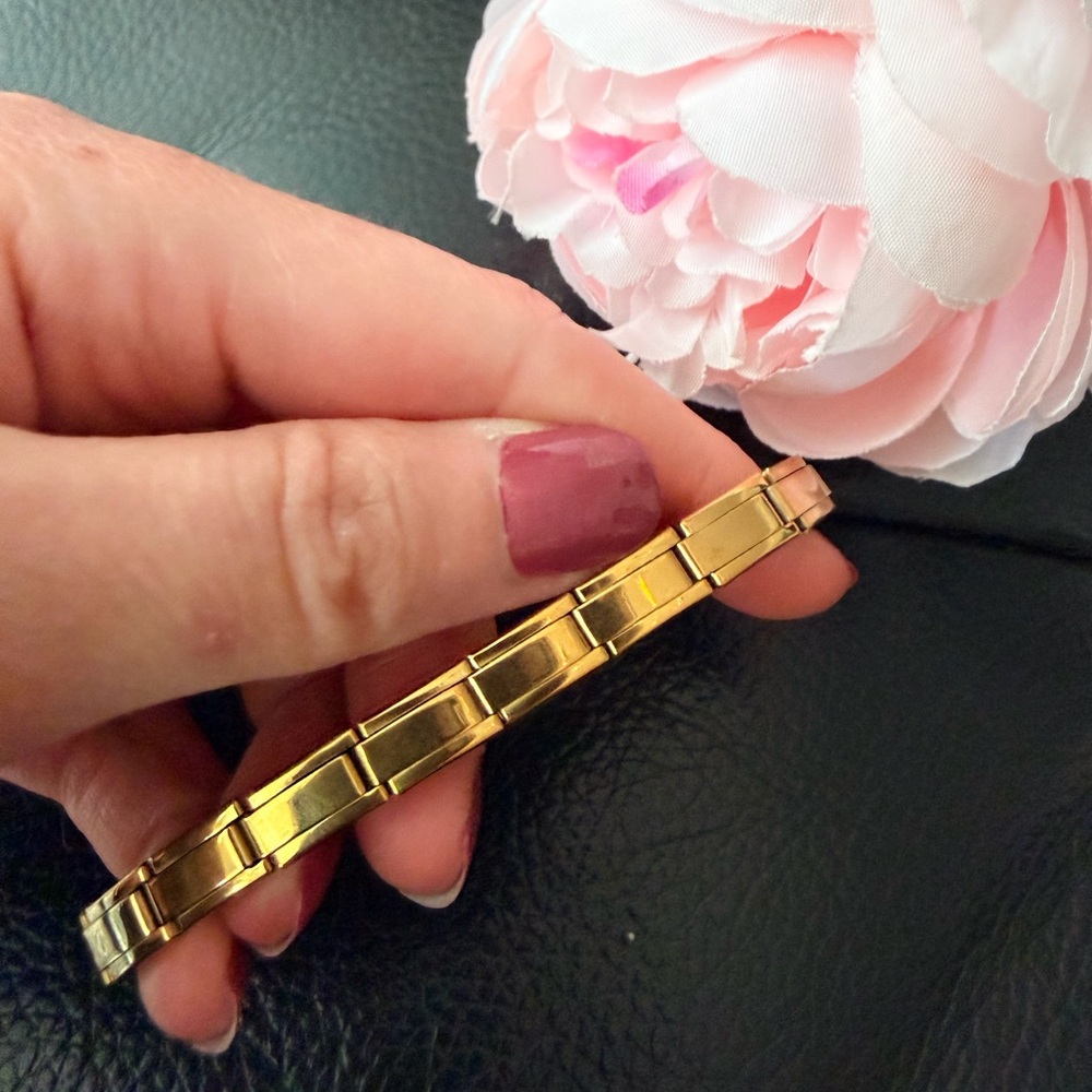 Gold-Tone Italian-Style Stacking Bracelet – 18 Link